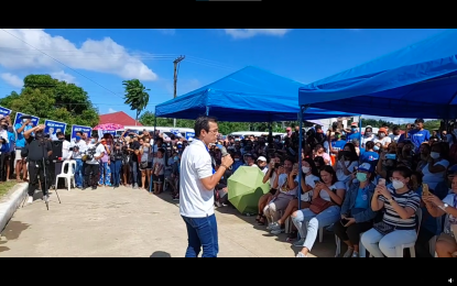 <p><strong>PURE VISAYAN.</strong> Presidential bet and Manila Mayor Francisco “Isko Moreno” Domagoso delivers a talk in Allen, Northern Samar on Tuesday (Feb. 15, 2022). He wooed voters with his promises of development and his Visayan lineage from both parents. <em>(Photo courtesy of Isko Moreno Domagoso Facebook)</em></p>