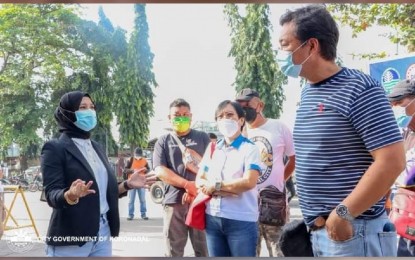 <p><strong>OPERATION BAKLAS.</strong> The Commission on Elections (Comelec) office in Koronadal City started removing illegal campaign posters in its 27 barangays on Tuesday (Feb. 15, 2022). Lawyer Maleiha Usman (left), the Comelec-Koronadal chief, said the campaign posters of national candidates are their concern, for now, as their campaign period commenced on February 8. <em>(Photo courtesy of Koronadal LGU)</em></p>