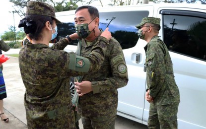 <p><strong>EXIT CALL.</strong> The 10th Infantry Division (10ID) welcomes Northern Luzon Command (Nolcom) Commander, Lt. Gen. Ernesto Torres Jr., in Davao de Oro on Feb. 11, 2022 as he renders his exit call to various elected officials and former comrades. Torres assumed his new post as the 32nd Nolcom chief on January 24, replacing then acting Nolcom chief, Maj. Gen. Andrew Costelo. <em>(Photo courtesy of 10ID)</em></p>