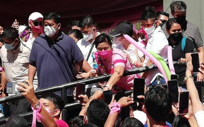 <p><strong>PEOPLE SUPPORT</strong>. Vice President Leni Robredo, who is running for president in the May 2022 elections, greets the Antiqueños during a campaign event Wednesday (Feb. 16, 2022). Robredo reiterated her support for the ELCAC program of the current administration. <em>(PNA photo by Annabel Consuelo J. Petinglay)</em></p>