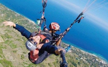 <p><strong>INT'L TRAVEL FESTIVAL 2022.</strong> A tourist takes a selfie while paragliding with a partner in Oslob, Cebu in this undated photo. Paragliding, kayaking, scuba diving, mountaineering, trekking, and trail-riding will be showcased at the “Central Visayas Pavillion” during the International Travel Festival 2022 at the Ayala Center-Cebu on Feb. 18-20, 2022.<em> (Photo from Oslob, Cebu Paragliding's FB page)</em></p>