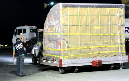 <p><strong>VAX FOR KIDS.</strong> A Department of Health staff guides the aviation cargo operator while handling the shipment of the newly delivered Pfizer vaccine at the Ninoy Aquino International Airport Terminal 3 in Pasay City on Wednesday (Feb. 16, 2022). The reformulated coronavirus vaccine, procured by the national government through the World Bank, is intended for the vaccination of children aged 5 to 11 years old.<em> (PNA photo by Robert Oswald Alfiler)</em></p>