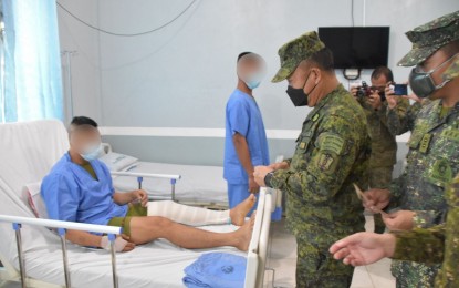 <p><strong>WOUNDED MARINES.</strong> Soldiers get a visit from the Army’s 6th Infantry Division commander and Joint Task Force Central chief Maj. Gen. Juvymax Uy on Wednesday (Feb. 16, 2022) who pinned their Wounded Personnel Medal and turned over cash assistance at Camp Siongco Hospital in Datu Odin Sinsuat, Maguindanao. The soldiers were wounded in a clash on February 2 with the Dawlah Islamiya terror group members on the border of Balabagan and Malabang towns in Lanao del Sur that resulted in the death of two extremists. <em>(Photo courtesy of 6ID)</em></p>