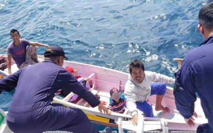 <p><strong>RESCUED AT SEA.</strong> Personnel of the Philippine Coast Guard's BRP-Malamawi (FPB-2403) rescue six people aboard a motorboat "dead in the water" Thursday (Feb. 17, 2022) near Little Coco Island in Akbar, Basilan. The BRP-Malamawi was traversing off Sibago Island, Basilan when its crew sighted the motorboat in distress. <em>(Photo courtesy of BRP-Malamawi)</em></p>