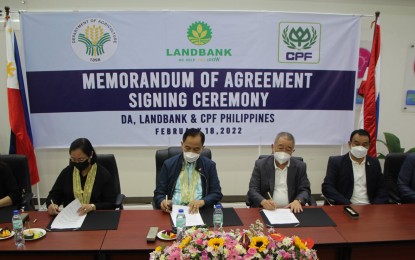 <p><strong>AGREEMENT</strong>. Agriculture Secretary William Dar (third from left) lead the signing of a memorandum of agreement among the Department of Agriculture, and officials of Land Bank of the Philippines (LBP) and Charoen Pokphand Foods Philippines Corporation (CPFP) at the CPFP Aqua Feedmill Plant in Samal, Bataan on Friday (Feb. 18, 2022). Under the MOA, LBP and CPFP agreed to provide credit, technical, and marketing support to potential borrowers for hog, poultry, and shrimp enterprises.<em> (Photo by Department of Agriculture Region 3)</em></p>