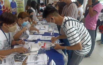 <p><strong>YOUTH BILL.</strong> A member of the Sangguniang Kabataan in Albay’s Second District registers at the information caravan on House Bill 10698 or the Expanded Sangguniang Kabataan Act at Legazpi City Convention Center in Albay on Saturday (Feb. 19, 2022). The bill will grant honoraria and trainings for the youth officials, among other benefits. <em>(PNA photo by Eliakim Neric-OJT)</em></p>