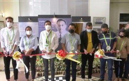 <p><strong>CEBU CITY CHARTER</strong>. Mayor Michael Rama (3rd from left) leads the Rama clan and other city officials in opening the exhibit in honor of his grandfather, Don Vicente Rama, the Father of the Cebu City Charter, at the Cebu City Hall on Monday (Feb. 21, 2022). The exhibit features the works of Don Vicente Rama such as the draft of the bill in English, Spanish, and Cebuano versions that became Commonwealth Act No. 58, the Cebu City Charter. <em>(Screengrab from Cebu City PIO video)</em></p>