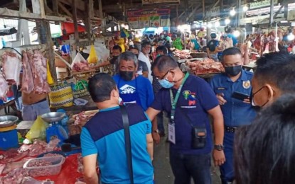 <p><strong>HOT MEAT.</strong> A team from the National Meat Inspection Service (NMIS) conducts a regular inspection at the Iloilo City public market to discourage backyard slaughtering early this month. Iloilo City’s Local Economic Enterprise Office has advised the public to be vigilant of the source of their meat products.<em> (PNA photo courtesy of Randy Lontoc/ NMIS FB page)</em></p>