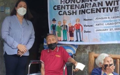 <p><strong>REWARD</strong>. Centenarian Joaquin Cedro, (seating, wheelchair), a resident of Barangay Amtic, Ligao City, receives his P25,000 cash incentive awarded by Mayor Patricia Gonzalez-Alsua (standing), together with other city officials on Jan. 27, 2022. At least 40 senior citizens who have reached the age of 90, 95, and 100 are expected to receive cash assistance from the city government this year. <em>(Photo from the City Government of Ligao's Facebook page)</em></p>