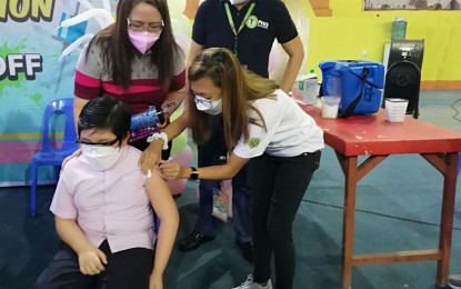 <p><strong>KIDS’ VAX.</strong> Antique province begins its Covid-19 vaccination program for children aged 5 to 11 years old at Binirayan Gymnasium in San Jose de Buenavista on Feb. 15, 2022. The province’s 18 local government units started their inoculation drives the following day.<em> (PNA photo by Annabel Consuelo J. Petinglay)</em></p>