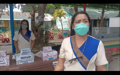 <p><strong>FACE-TO-FACE CLASSES.</strong> Olivia Basi (right), principal of the Saba Elementary School in Hermosa, Bataan, shares their strict implementation of safety and health protocols as pupils start to attend face-to-face classes on Monday (Feb. 21, 2022). Six other public elementary schools are now holding limited in-school classes in the province. <em>(Photo by Ernie Esconde)</em></p>