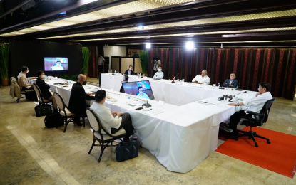 <p><strong>TALK TO THE PEOPLE</strong>. President Rodrigo Roa Duterte presides over a meeting with key government officials prior to his weekly "Talk to the People" at the Malacañan Palace on Monday night (Feb. 21, 2022). Duterte said the Talk to the People is a very important communication line for the government to report to the people where people’s taxes go. <em>(Presidential photo by King Rodriguez)</em></p>