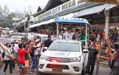 <p><strong>MINDANAO TRAIL.</strong> Aksyon Demokratiko presidential bet Francisco “Isko Moreno” Domagoso goes around Kidapawan City, Cotabato on Monday (Feb. 21, 2022). He maintained in an interview that he supports his partner, Dr. Willie Ong, even if some supporters prefer Sara Duterte for vice president. <em>(Photo courtesy of Isko Moreno Facebook)</em></p>