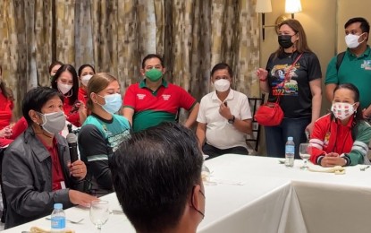 <p><strong>DIALOGUE</strong>. Presidential aspirant Ferdinand “Bongbong” Marcos Jr. (left) and running mate Davao City Mayor Sara Duterte (2nd from left), with former president Gloria Macapagal-Arroyo (right), meet with leaders of the sugar industry in Negros Occidental before their grand rally held at the Reclamation Area in Bacolod City on Wednesday (Feb. 23, 2022). The sugar producers presented various issues and concerns to the frontrunners during the dialogue held at Stonehill Suites.<em> (Screenshot from UniTeam BBM-Sara Facebook page)</em></p>