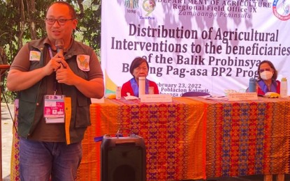 <p><strong>LIVELIHOOD AID.</strong> Department of Agriculture-Zamboanga Peninsula (DA-9) Executive Director Rad Donn Cedeño (standing) leads the distribution of some PHP15 million worth of livelihood intervention to recipients from Sitio Munob, Barangay Daniel Maing, Kalawit, Zamboanga del Norte Wednesday (Feb. 23, 2022). The recipients received livestock, seeds, fertilizers, and gardening tools from the DA, through its Balik Probinsya, Bagong Pag-Asa program. <em>(Photo courtesy of DA-9)</em></p>