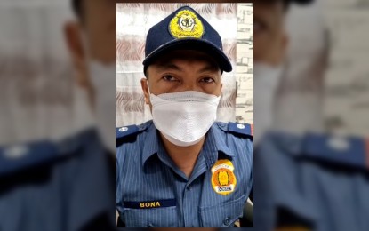 <p><strong>GRAZED BY BULLET.</strong> Maj. Elexon Bona, police station 2 commander, who sustained a superficial bullet wound, narrates to reporters here Wednesday (Feb. 23, 2022) what transpired during a brief shootout on Tuesday night in Barangay Rosary Heights 9, Cotabato City. Two others hurt in the incident are now at an undisclosed hospital in the city. <em>(Photo courtesy of DXMS - Cotabato)</em></p>
