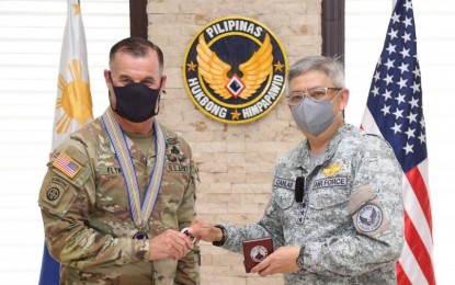 <p>PAF commander Lt. Gen. Connor Anthony Canlas (right) and USARPAC chief Gen. Charles Flynn (left) <em>(Photo courtesy of PAF)</em></p>