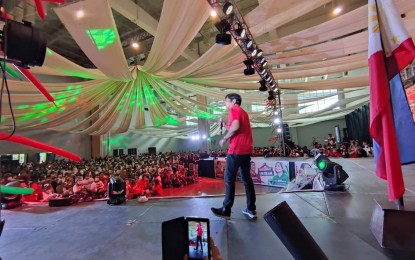 <p><strong>BENEFITS FOR BARANGAY OFFICIALS.</strong> UniTeam presidential candidate Ferdinand “Bongbong” Marcos Jr. speaks before some 1,500 barangay captains who attended a meeting at the Iloilo Convention Center on Thursday (Feb. 24, 2022). In his message, he said barangay officials deserve to get the full benefits provided for them under the Local Government Code for their hard work during this time of a health crisis. <em>(Photo courtesy of Leo Solinap)</em></p>