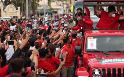 <p><strong>CARAVAN IN NEGROS</strong>. Presidential aspirant Ferdinand “Bongbong” Marcos Jr. interacts with supporters in Silay City, Negros Occidental during the UniTeam’s caravan on Wednesday afternoon (Feb. 23, 2022). Afterward while passing by Talisay City, Marcos was heckled by a group of Vice President Leni Robredo’s supporters, one of them throwing flyers at him while he was about to greet people by the roadside.<br /><em>(Photo from Bongbong Marcos Facebook page)</em></p>