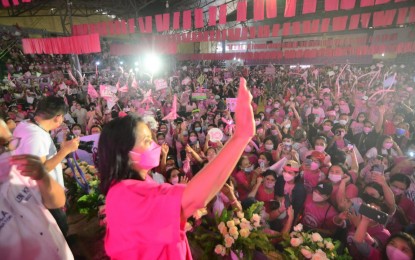 <p><strong>SWIFT VISIT</strong>. Presidential aspirant Vice President Leni Robredo makes a swift visit to Guimaras to seek the support of residents in the May 9, 2022 elections on Saturday (Feb. 26, 2022). She committed to pursue the bridge that will connect the islands of Panay, Guimaras, and Negros if she gets elected. <em>(Photo courtesy of Ian Paul Cordero)</em></p>