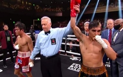 <p><strong>REIGN ENDED.</strong> Jerwin Ancajas of the Philippines (left) looks away as referee Jack Reiss raises the hand of his Argentinian foe, Fernando Martinez, at the end of their International Boxing Federation junior bantamweight bout at The Cosmopolitan of Las Vegas Hotel on Sunday (Feb. 27, 2022, PH time). Martinez ended Ancajas’ more than five-year reign via unanimous decision. <em>(Screenshot)</em></p>