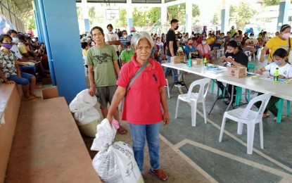<p><strong>AID FOR FARMERS.</strong> Members of the Legazpi City Farmers Association receive fertilizer assistance from the City Agriculture Office on Sunday (Feb. 27, 2022). Farmers are officially enrolled at the Registry System for Basic Sector of Agriculture as required by the Department of Agriculture.<em> (Photo by Emmanuel Solis)</em></p>