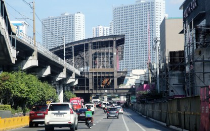 <p><strong>ALMOST DONE.</strong> Motorists pass through the ongoing construction of the Unified Grand Central Station or the Common Station on March 1, 2022. The station will be completed within June, before the end of the Duterte administration. <em>(PNA photo by Joey O. Razon)</em></p>