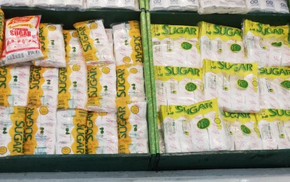 <p><strong>SUGAR IN RETAIL</strong>. Refined sugar sold in retail at a supermarket in Bacolod City, the capital of Negros Occidental. The United Sugar Producers Federation, the country’s largest alliance of sugar producers, welcomed the injunction issued by the Regional Trial Court Branch 23 in Sagay City dated Feb. 24, 2022 to stop the Sugar Regulatory Administration from importing 200,000 metric tons of refined sugar for industrial users starting this month. <em>(PNA Bacolod file photo)</em></p>
