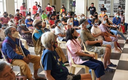 <p><strong>FACE MASKS STILL REQUIRED</strong>. Seniors wearing face masks while waiting for their turn to receive vaccines to protect them from Covid-19 infections in this file photo taken in Bacolod City. President-elect Ferdinand “Bongbong” Marcos Jr. on Friday (June 17, 2022) called on the public to continue wearing face masks and observing other health protocols. <em>( PNA file photo)</em></p>