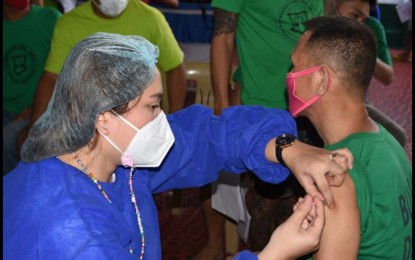 <p><strong>BOOSTER SHOT.</strong> At least 1,180 persons deprived of liberty (PDLs) at the Bulacan Provincial Jail (BPJ) have received their booster shots against Covid-19. Governor Daniel R. Fernando on Wednesday (March 2, 2022) said Pfizer and AstraZeneca vaccines were used for the inmates.<em> (Photo courtesy of Bulacan Provincial Public Affairs Office)</em></p>