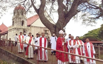 <p><strong>PASTORAL VISIT.</strong> Dumaguete Bishop Julito Cortes (left, front row) poses with other priests in front of the San Isidro Labrador Church in Lazi, Siquijor on Feb. 28, 2022, during his pastoral visit to the island. The prelate on Ash Wednesday asked priests and the faithful to pray for an end to the war in Ukraine and for peaceful elections in the country on May 9. <em>(Photo courtesy of Jhundamme Eballena)</em></p>