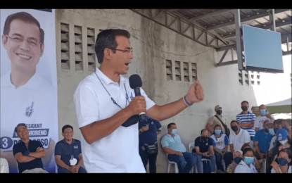 <p><strong>BATAAN CAMPAIGN</strong>. Presidential aspirant Francisco ‘Isko Moreno’ Domagoso addresses the crowd during his campaign trail in Bataan on Wednesday (March 2, 2022). With him were his running mate for vice president Dr. Willie Ong and senatorial candidates Jopet Sison and Samira Gutoc. <em>(Photo by Ernie Esconde)</em></p>