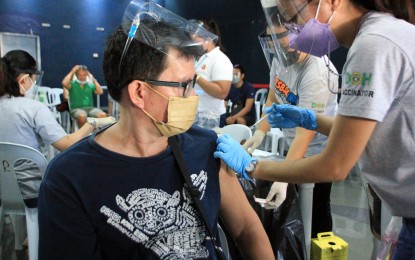 <p><strong>VAX JAB</strong>. The inoculation rollout against Covid-19 in Dumaguete City continues at the Robinsons Place shopping mall. The Negros Oriental Provincial Health Office is calling on senior citizens to get vaccinated amid a reported low turnout in this particular sector. <em>(Photo from the Lupad Dumaguete Facebook page)</em></p>