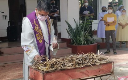 <p><strong>ASH WEDNESDAY</strong>. Fr. Miguel Parulan, the chaplain of the Saint Anthony's College (SAC) in San Jose de Buenavista, prepares to burn the old palm leaves for Ash Wednesday on Tuesday (March 1, 2022). Fr. Parulan on Thursday (March 3) said they held a special petition for peace in Ukraine during the Ash Wednesday masses.<em> (Photo courtesy of Jay Tondares)</em></p>