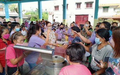 <p><strong>CAPACITY-BUILDING</strong>. Officers and members of the Legazpi City Women’s Federation (LCWF) were trained to make liniment oil and balm at the covered court of Barangay East Washington Drive on Thursday (March 3, 2022). LCWF president Geraldine Rosal said the activity was part of their observance of Women’s Month this March. <em>(Photo by Emmanuel Solis)</em></p>