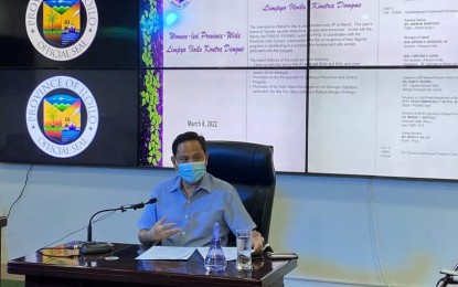 <p><strong>CLEANUP VS. DENGUE</strong>. Governor Arthur Defensor Jr. on Thursday (March 3, 2022) signs Executive Orders No. 190 and 192 Iloilo under Alert Level 5 Kontra Dengue and commemorating the National Women’s Month and the International Women’s Day through the women-led “Limpyo Iloilo Kontra Dengue,” respectively. Historical data showed that 2022 is marked as the third year in the three-year cycle of the resurgence of dengue, said Defensor on Thursday (March 3, 2022). <em>(Photo screen grab from Balita Halin sa Kapitolyo live streaming)</em></p>