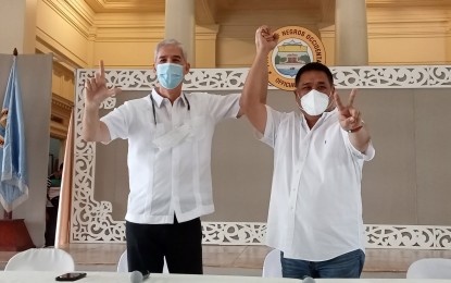 <p><strong>LOCAL ALLIES</strong>. Negros Occidental Governor Eugenio Jose Lacson (left) and Vice Governor Jeffrey Ferrer flash the "L" and the "V" signs, signifying their support to Vice President Leni Robredo and Ferdinand “Bongbong” Marcos Jr., respectively, for the May 9 presidential elections. Both officials have affirmed their local coalition, saying they respect each other’s choices, during a press conference held at the Capitol Social Hall in Bacolod City on Friday (March 4, 2022). <em>(PNA photo by Nanette L. Guadalquiver)</em></p>