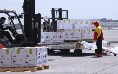 <p><strong>MORE JABS FROM US</strong>. The Philippines receives over 3.9 million doses of Pfizer vaccines on Monday (March 7,2022). The latest shipment is donated by the US government through the COVAX facility. (<em>PNA photo by Joey Razon)</em></p>