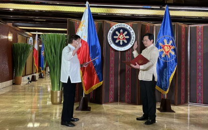 <p><strong>NEW CSC CHAIR</strong>. Civil Service Commission Chairman Karlo Nograles takes his oath before President Rodrigo Roa Duterte at Malacañang Palace on Monday (March 7, 2022). Nograles was Cabinet Secretary and acting presidential spokesperson prior to his appointment. <em>(Contributed photo)</em></p>