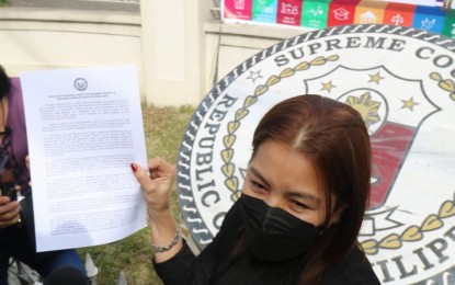 <p><strong>PETITION TO VOID.</strong> A staff of the Office of the Solicitor General shows the petition filed at the Supreme Court in Manila on Monday (March 7, 2022) to void the Commission on Elections-Rappler deal. The agreement will make the online news outlet a “fact-checker” of the elections, which the SolGen said should not be granted to a foreign-funded firm. <em>(PNA photo by Benjamin Pulta)</em></p>