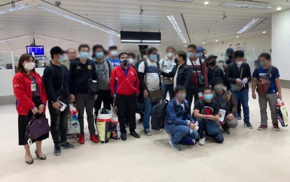 <p><strong>HOME.</strong> The 21 Filipino seafarers who were extracted from Ukraine, as reported by the Department of Foreign Affairs on Tuesday (March 8, 2022). The latest arrival brings to at least 63 those who have returned home. <em>(Photo courtesy of DFA)</em></p>