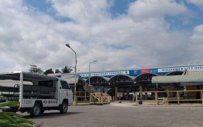 <p><strong>DEACTIVATED BOMB.</strong> The integrated terminal in Kidapawan City is deserted by residents while bomb experts deactivate an explosive device inside a box found over the weekend in the area. Bomb experts confirmed on Tuesday (March 8, 2022) that the unattended package contained a homemade bomb. <em>(Photo from DXND - Kidapawan)</em></p>