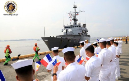 <p><strong>PORT VISIT.</strong> Philippine Navy personnel wave miniature flags of the Philippines and France during the arrival of the French Navy surveillance frigate Vendémiaire (F-743) at the Manila South Harbor on Tuesday (March 8, 2022). The Philippine Navy said the port call highlights both navies’ commitment to promoting maritime cooperation and regional stability. <em>(Photo courtesy of the Philippine Navy)</em></p>