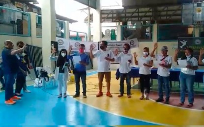 <p><strong>CEBU EX-REBELS</strong>. Jeffrey Celiz alias Ka Eric Almendras administers the oath of local chapter officers of the Sentrong Alyansang Mamamayan Para sa Bayan (Sambayanan) at Sindulan Sports Complex in Mabolo, Cebu City on Tuesday (March 08, 2022). Former rebels in Cebu province formed sectoral groups comprising the local chapter of the Sambayanan to work with the government in addressing societal issues, bringing public services closer to the people, and denouncing the lies and deceits of the CPP-NPA-NDF.<em> (Screengrab from contributed video)</em></p>