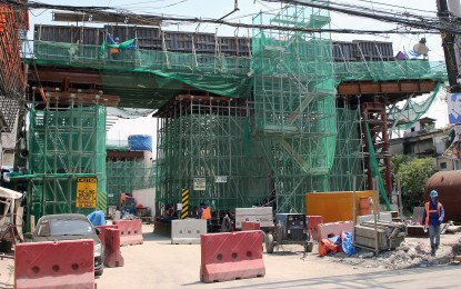 <p><strong>IMPROVING MOBILITY.</strong> Workers are busy erecting concrete posts of the NLEX-SLEX Connector project on Antipolo Street and P. Florentino Street in Sampaloc, Manila in this photo taken on March 10, 2022. Once finished, the project is expected to reduce travel time from SLEX to NLEX from 2 hours to just 20 minutes.<em> (PNA file photo by Joey Razon)</em></p>