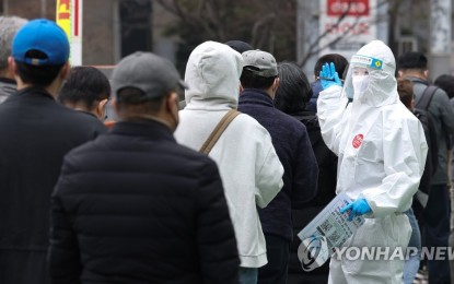 <p><strong>COVID-19 SURGE</strong>. Citizens wait in line to receive Covid-19 tests at a testing center in eastern Seoul on March 12, 2022. South Korea's daily Covid-19 cases stayed above 350,000 for the second straight day Sunday as the country is grappling with the fast spread of the Omicron variant.<em> (Yonhap)</em></p>
