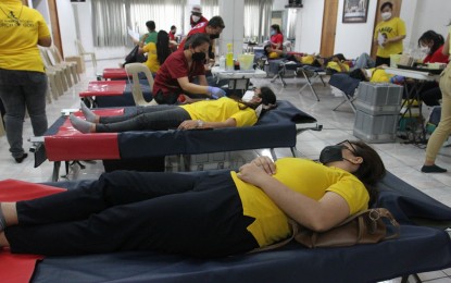 <p><strong>GIFT OF LIFE</strong>. Batangas' Provincial Health Office (PHO) on Friday (June 23, 2023) appealed to the public, especially the youth, to donate blood. In this photo taken on March 13, 2022, Philippine Red Cross personnel are overseeing a bloodletting activity in Barangay Plainview, Mandaluyong City. <em>(PNA file photo by Avito Dalan)</em></p>