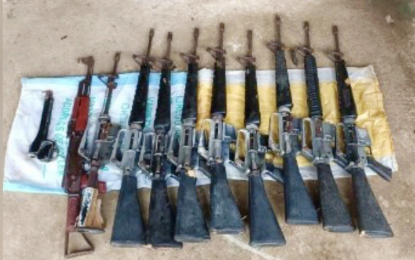 <p><strong>HIGH-POWERED FIREARMS.</strong> Troopers of the Army’s 60th Infantry Battalion (IB) recover various high-powered firearms as three of the New People's Army arms caches were recently discovered in Davao del Norte and two in Agusan del Sur. In a statement Tuesday (March 15, 2022), the 60IB says the firearms were found through information given by former rebels. <em>(Photo courtesy of 10ID)</em></p>