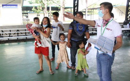 <p><strong>BALIK PROBINSYA.</strong> The Atacador family is assisted by a Balik Probinsya Probinsya Bagong Pag-asa Program staff at the BP2 depot in Agham Road in Quezon City on Tuesday (March 15, 2022). Nine families consisting of 37 individuals left the depot for Masbate on Tuesday morning. <em>(PNA photo by Robert Oswald Alfiler)</em></p>