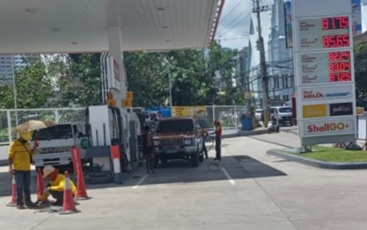 <p><strong>OIL PRICE HIKE</strong>. Crew of a gasoline station along Gen. Maxilom Ave. in Cebu City checks their fuel supply following the latest increase on Tuesday (March 15, 2022). DOE-Visayas director Lawyer Russ Mark Gamallo encouraged the people to take public transport as a way to lower fuel consumption amid the oil price hikes. <em>(PNA photo by John Rey Saavedra)</em></p>